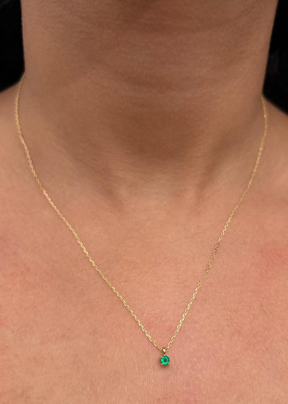 Cadena con Dije 10pts de Esmeralda 1.7gr / 45cm / 0.7mm — Oro Amarillo