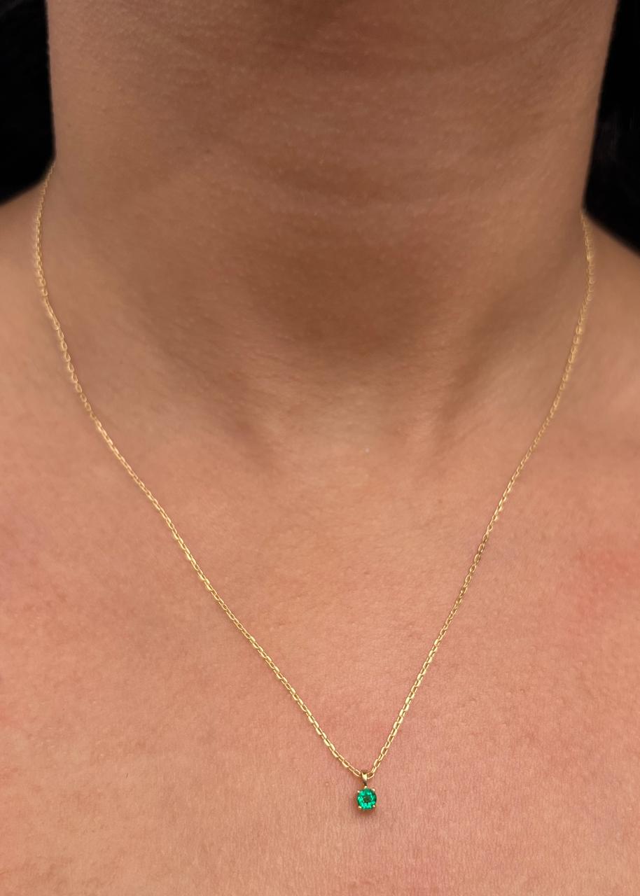 Cadena con Dije 10pts de Esmeralda 1.7gr / 45cm / 0.7mm — Oro Amarillo