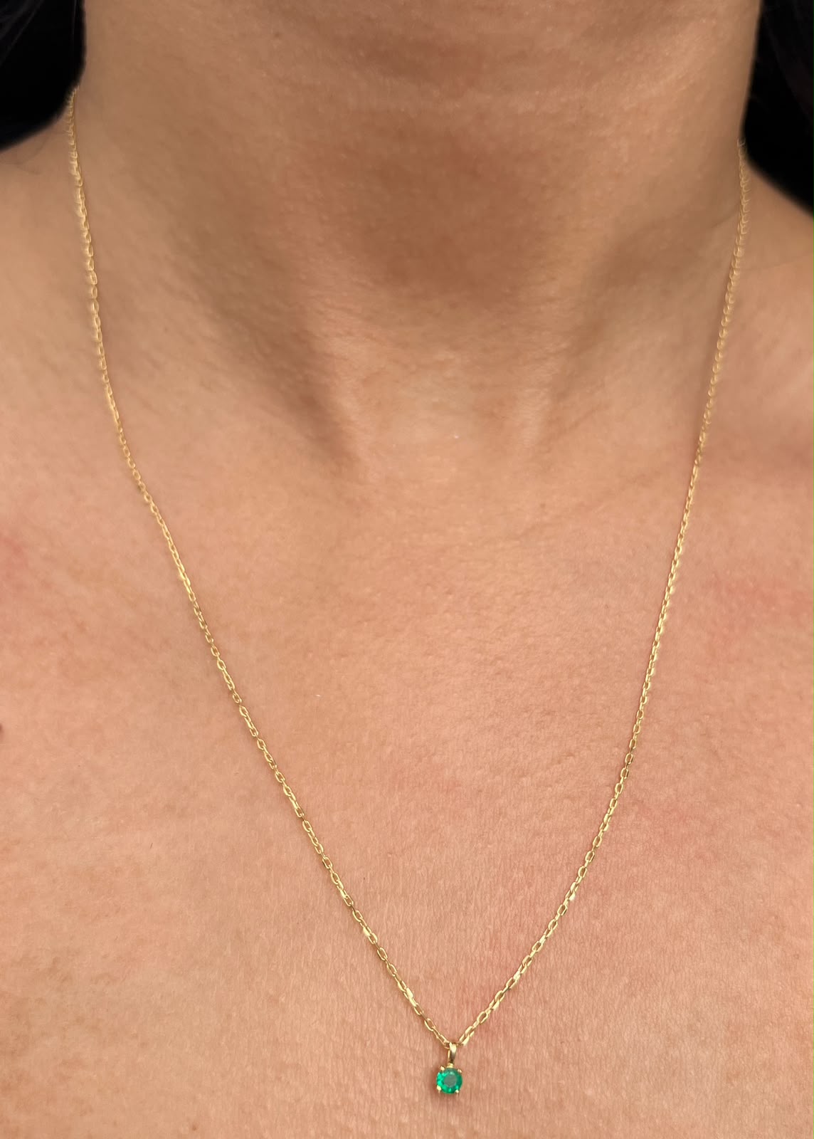 Cadena con Dije 10pts de Esmeralda 1.85gr / 50cm / 0.7mm — Oro Amarillo