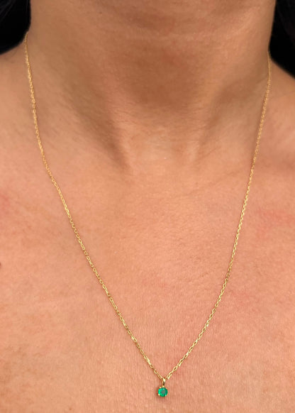 Cadena con Dije 10pts de Esmeralda 1.85gr / 50cm / 0.7mm — Oro Amarillo