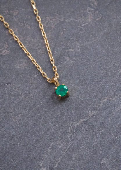 Cadena con Dije 10pts de Esmeralda 1.85gr / 50cm / 0.7mm — Oro Amarillo