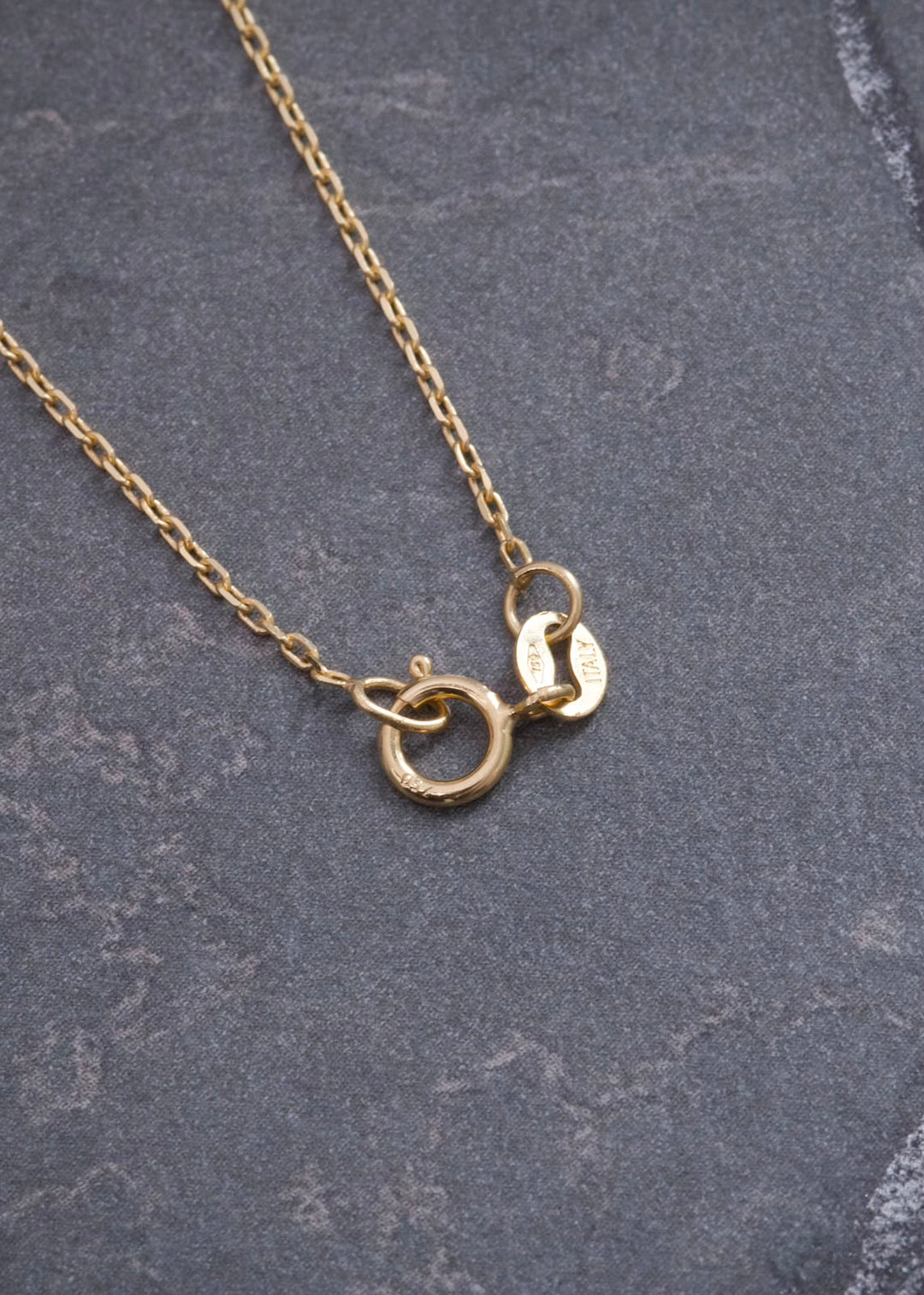 Cadena con Dije 10pts de Esmeralda 1.7gr / 45cm / 0.7mm — Oro Amarillo