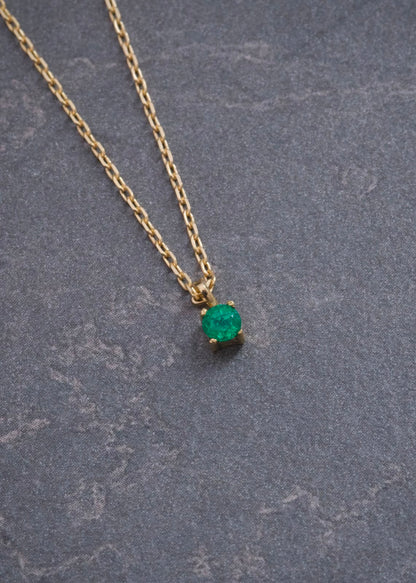 Cadena con Dije 10pts de Esmeralda 1.7gr / 45cm / 0.7mm — Oro Amarillo