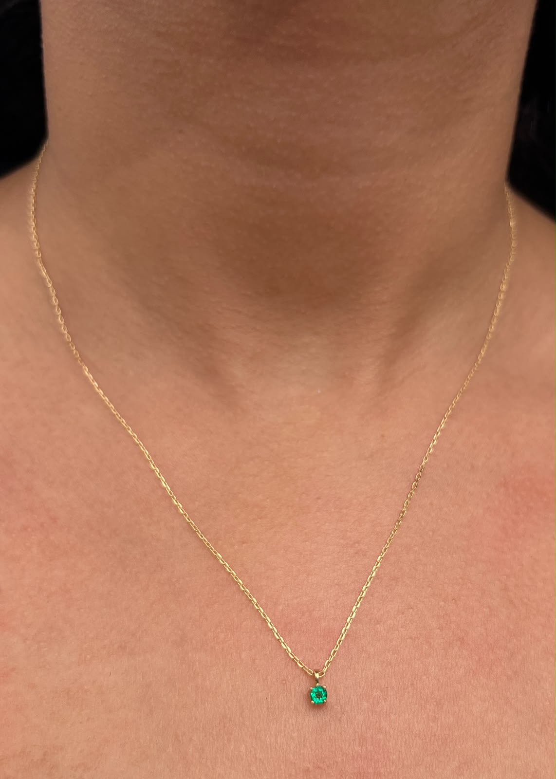 Cadena con Dije 10pts de Esmeralda 1.7gr / 45cm / 0.7mm — Oro Amarillo