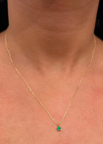 Cadena con Dije 10pts de Esmeralda 1.7gr / 45cm / 0.7mm — Oro Amarillo