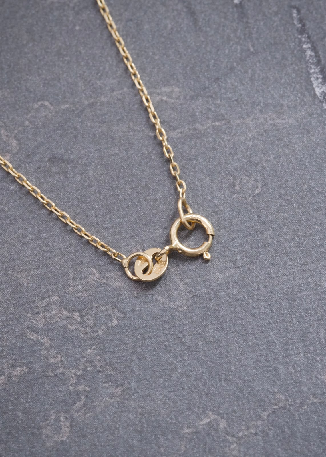 Cadena con Dije 8pts de Esmeralda 1.7gr / 45cm / 0.7mm — Oro Amarillo