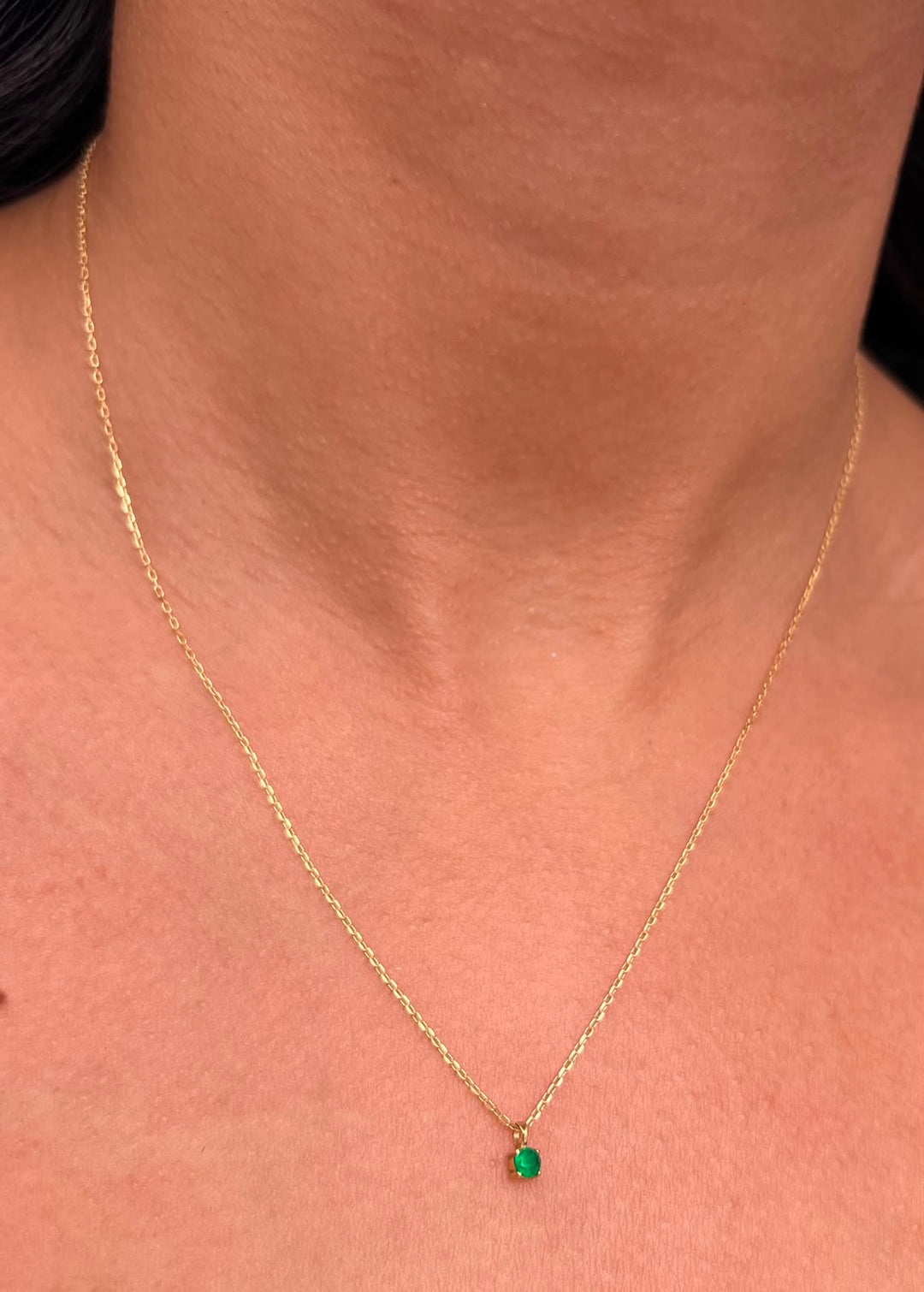 Cadena con Dije 8pts de Esmeralda 1.7gr / 45cm / 0.7mm — Oro Amarillo