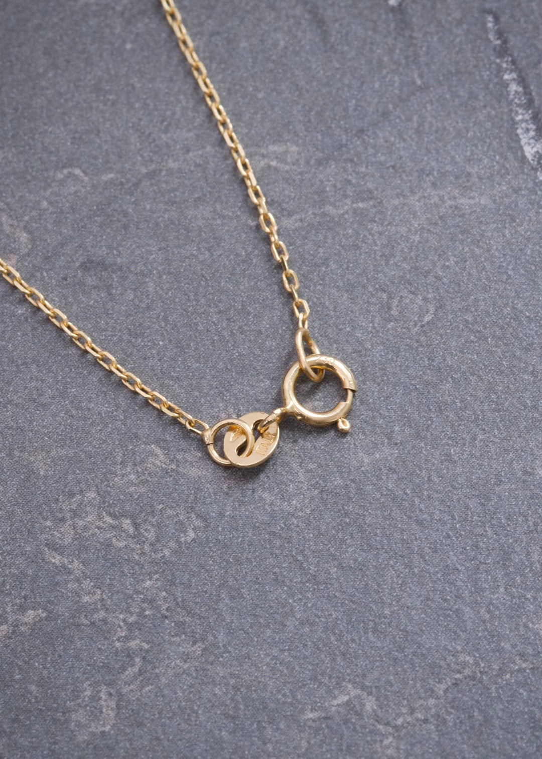 Cadena con Dije 10pts de Esmeralda 1.7gr / 45cm / 0.7mm — Oro Amarillo