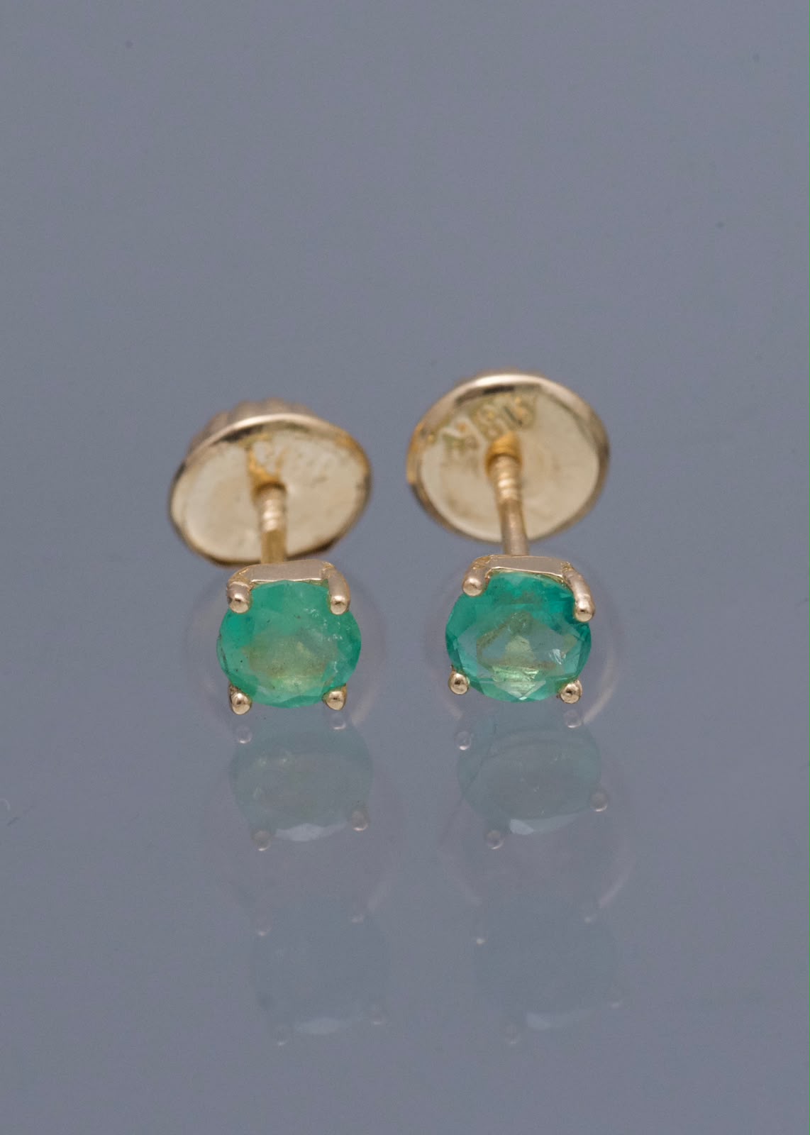 Topos con 38pts de Esmeralda 0.6gr / 0.3cm / 3.8mm — Oro Amarillo