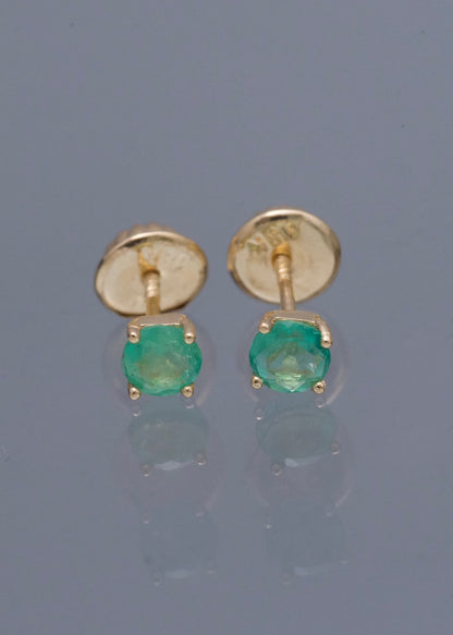 Topos con 38pts de Esmeralda 0.6gr / 0.3cm / 3.8mm — Oro Amarillo