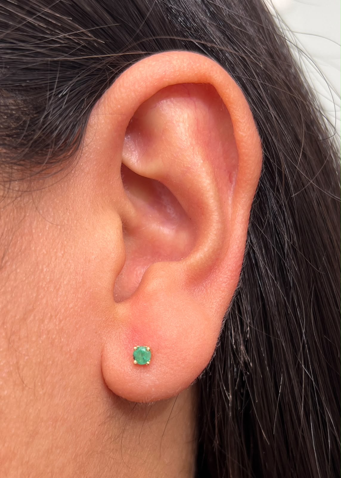 Topos con 38pts de Esmeralda 0.6gr / 0.3cm / 3.8mm — Oro Amarillo