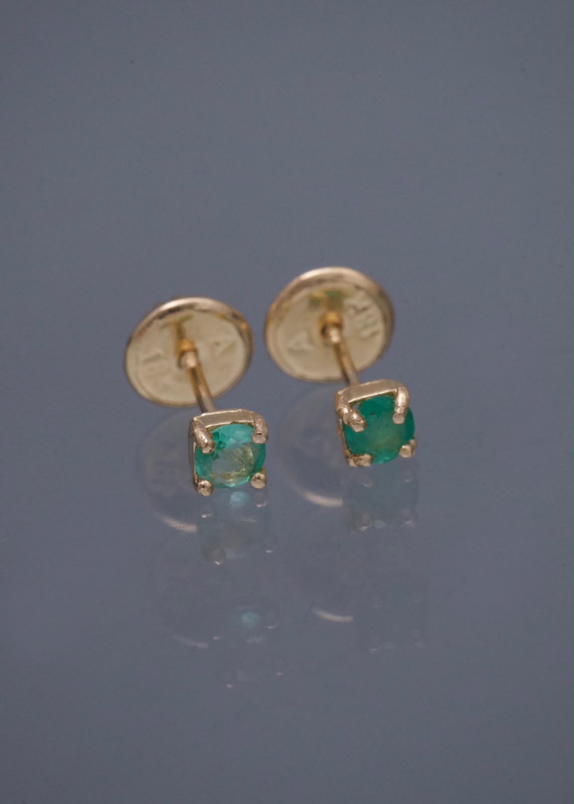 Topos con 19pts de Esmeralda 0.55gr / 0.3cm / 3.1mm — Oro Amarillo