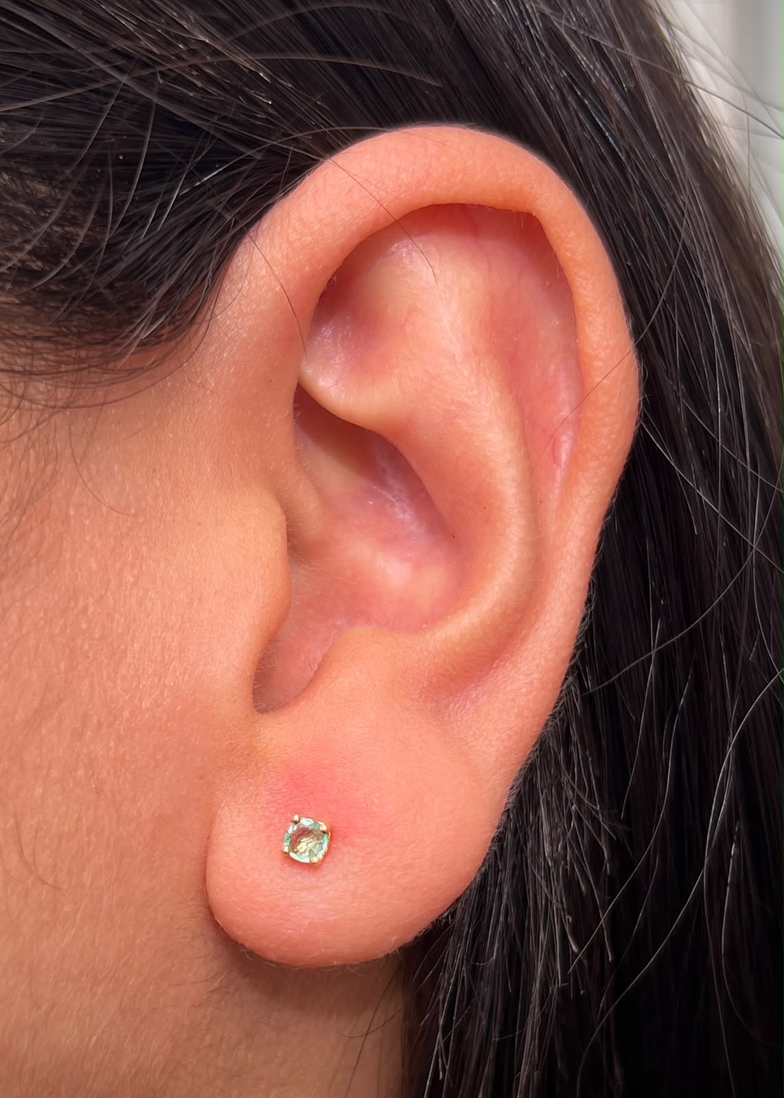 Topos con 19pts de Esmeralda 0.55gr / 0.3cm / 3.1mm — Oro Amarillo