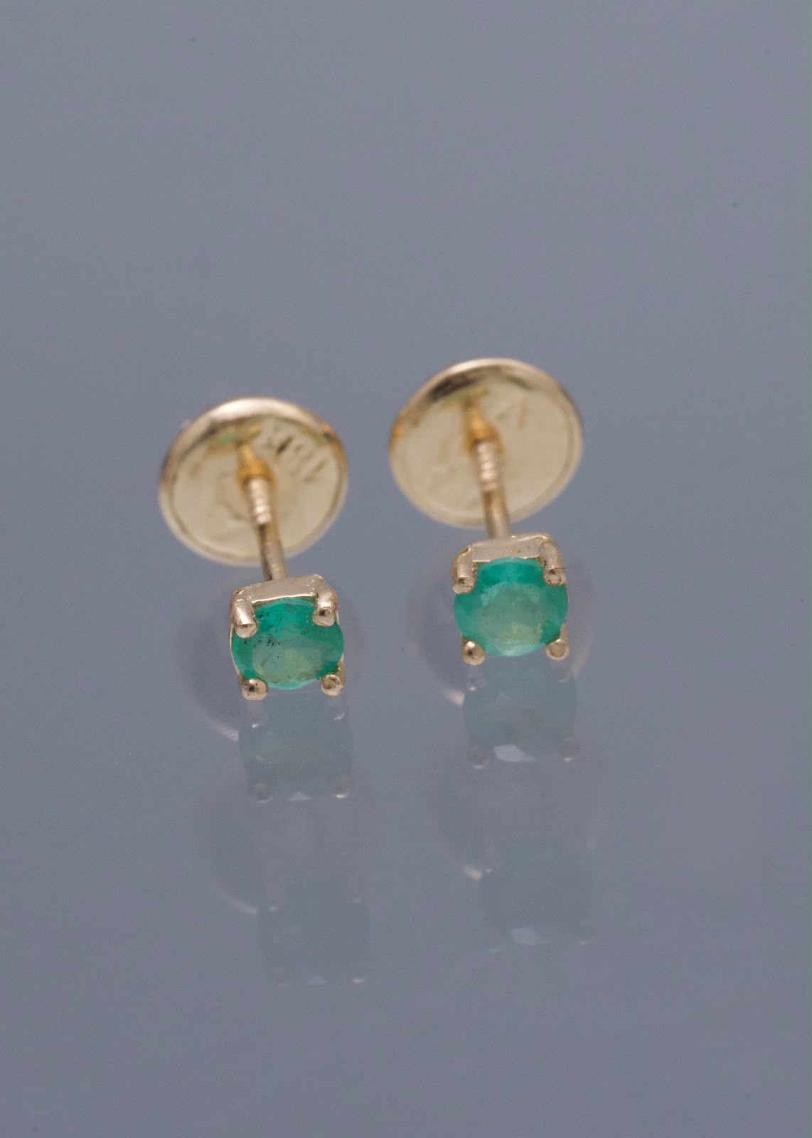 Topos con 19pts de Esmeralda 0.55gr / 0.3cm / 3.3mm — Oro Amarillo