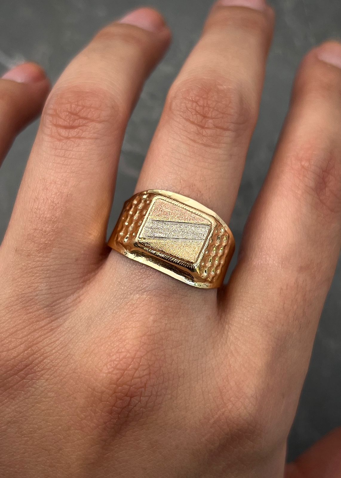 Anillo cuadrado 3.35gr / Talla 10 3/4 / Tres Oros Nac P