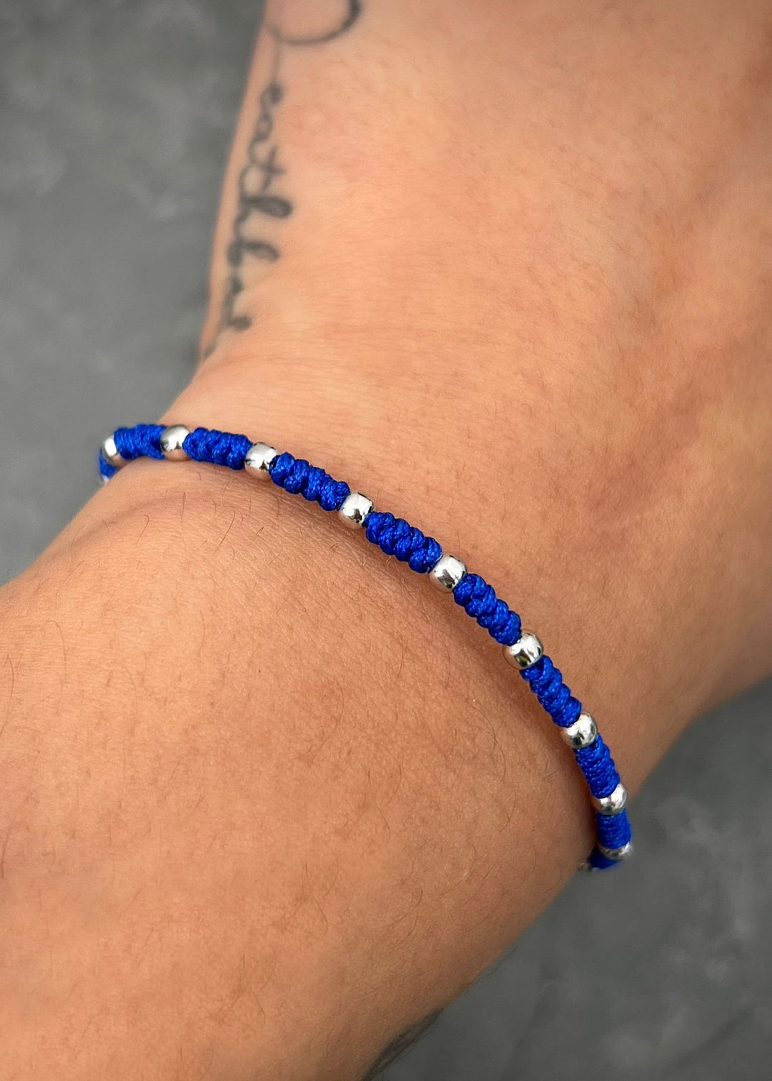 Pulsera en hilo azul con bolas lisas 0.95gr — Oro Blanco