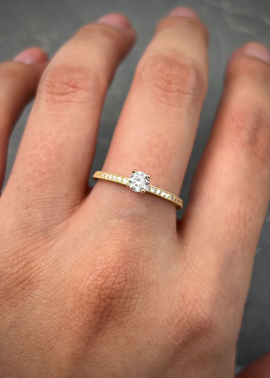 Solitario con swarovski blanco 1.7gr / Talla: 7 3/4 / Oro Amarillo Nac B