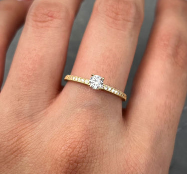 Solitario con swarovski blanco 1.7gr / Talla: 7 3/4 / Oro Amarillo Nac B