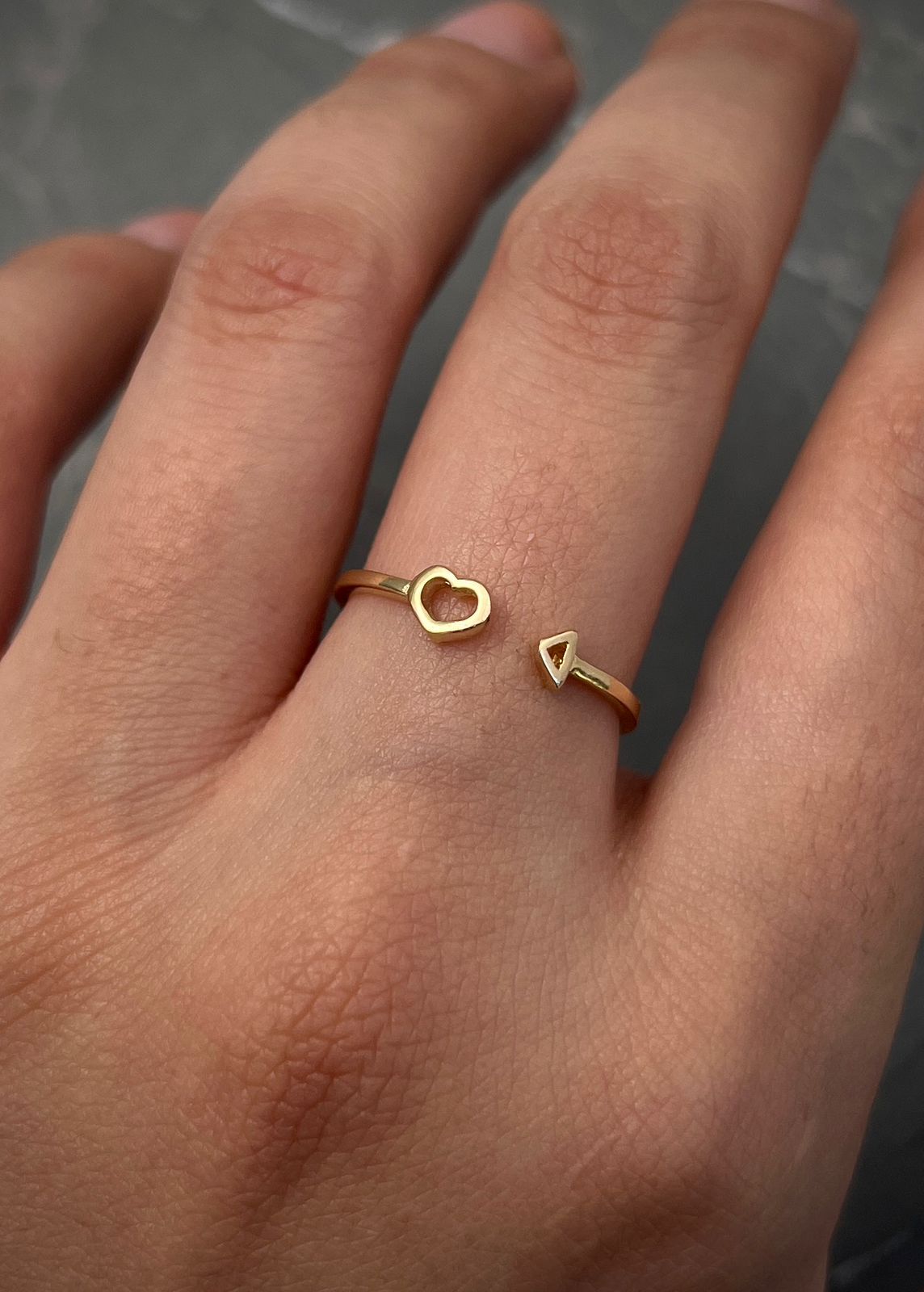 Anillo corazon con flecha 1.25gr / Talla: 6 / Oro Amarillo Nac B