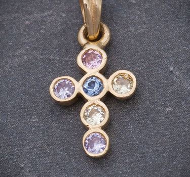 Dije cruz con swarovski azul y amarillo 0.7gr / Largo 1.7cm / Oro Amarillo Nac B