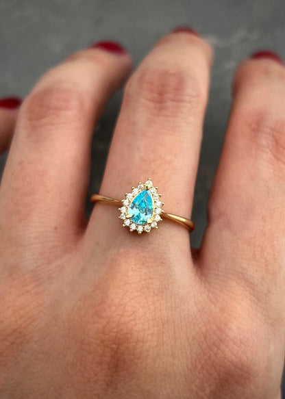 Solitario gota con swarovski azul y blanco 2.15gr / TALLA 6 1/2 / Oro Amarillo Nac P