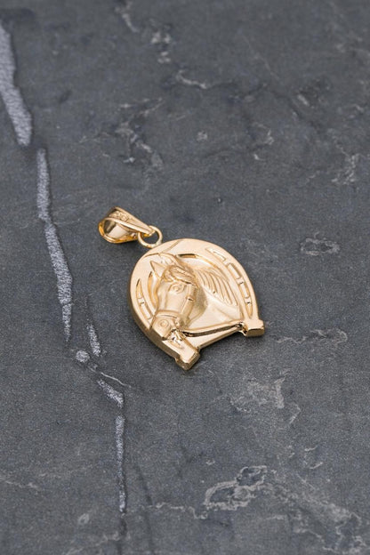 Dije herradura con caballo 2.15gr / Largo 3.1cm / Oro Amarillo Nac B
