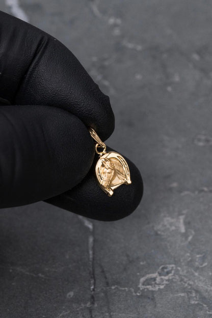 Dije herradura con caballo 0.55gr / Largo 1.7cm / Oro Amarillo Nac B