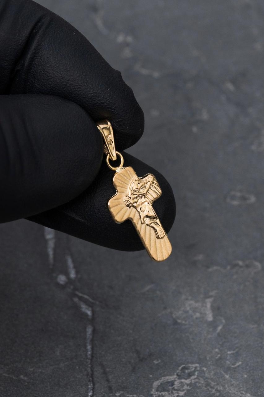 Dije cruz con cristo 0.75gr / Largo 2.6cm — Oro Amarillo