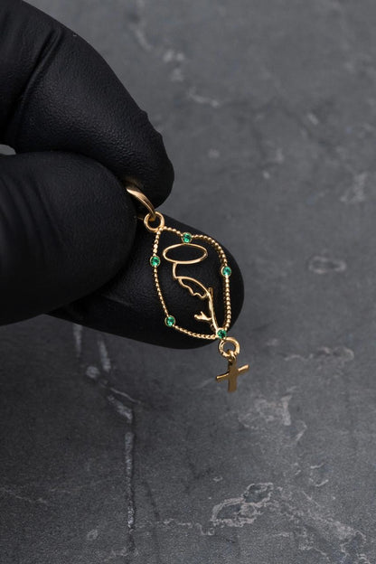 Dije virgen con swarovski verde 1.25gr / Largo 3.5cm / Oro Amarillo Nac B