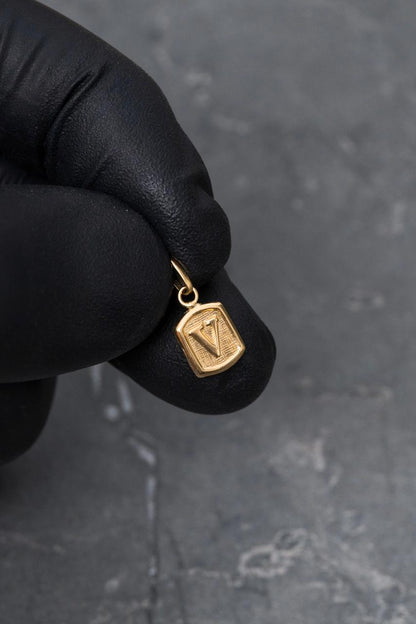 Dije letra v 0.35gr / Largo 1.5cm — Oro Amarillo
