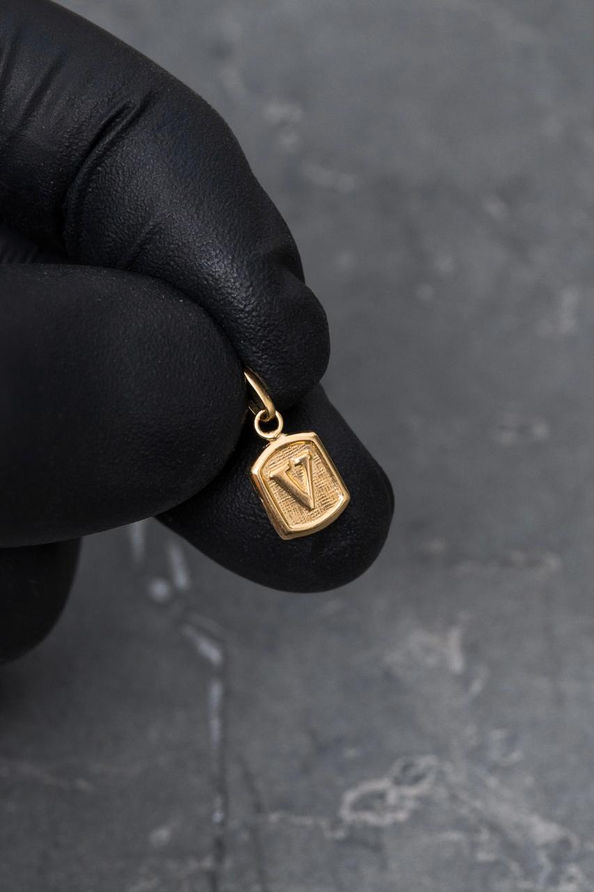 Dije letra v 0.35gr / Largo 1.5cm — Oro Amarillo