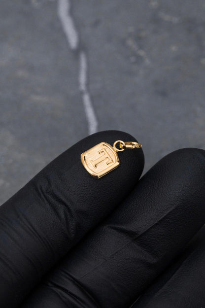 Dije letra t 0.4gr / Largo 1.5cm — Oro Amarillo
