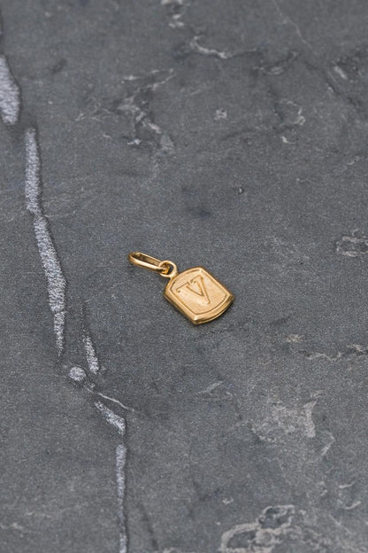 Dije letra v 0.35gr / Largo 1.5cm — Oro Amarillo