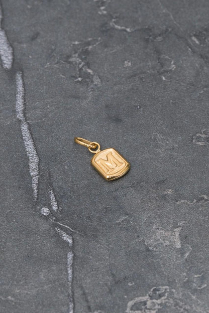 Dije letra m 0.35gr / Largo 1.5cm / Oro Amarillo Nac B