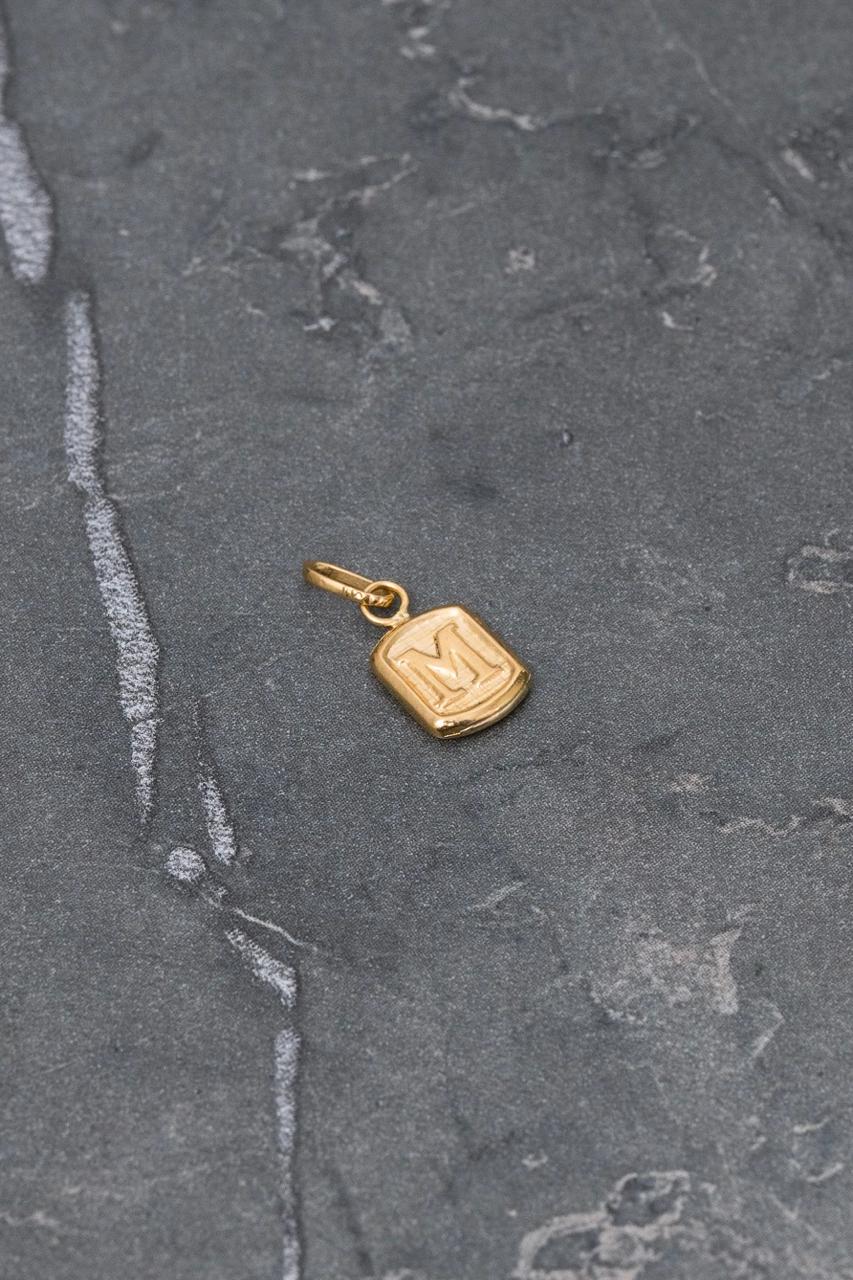 Dije Letra M 0.3gr / 1.5cm / 6.9mm — Oro Amarillo
