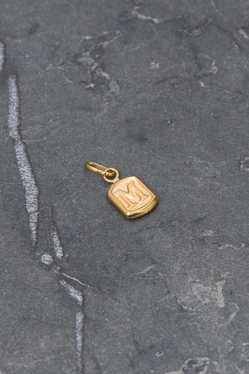 Dije Letra M 0.3gr / 1.4cm / 6mm — Oro Amarillo