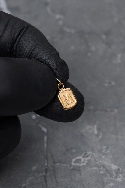 Dije Letra M 0.3gr / 1.5cm / 6.9mm — Oro Amarillo