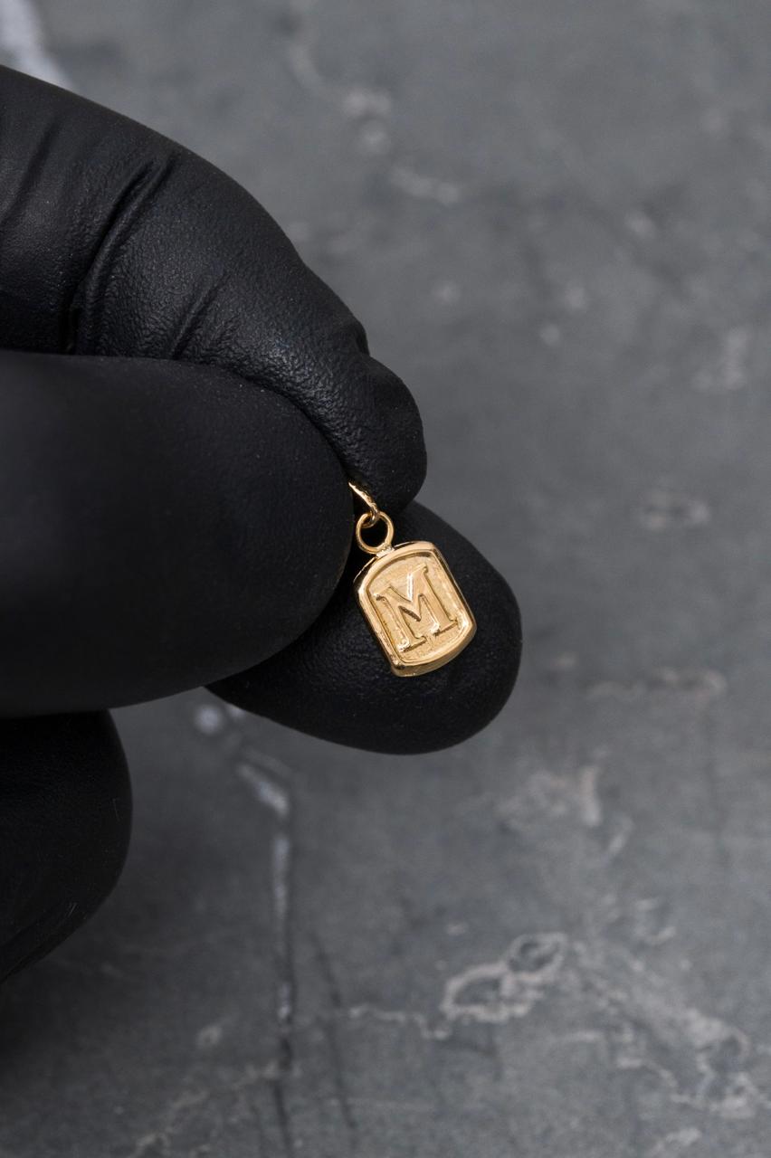 Dije Letra M 0.3gr / 1.5cm / 6.9mm — Oro Amarillo