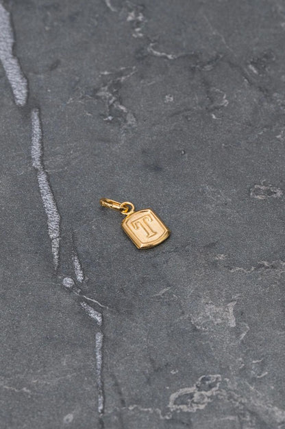 Dije letra t 0.4gr / Largo 1.5cm — Oro Amarillo