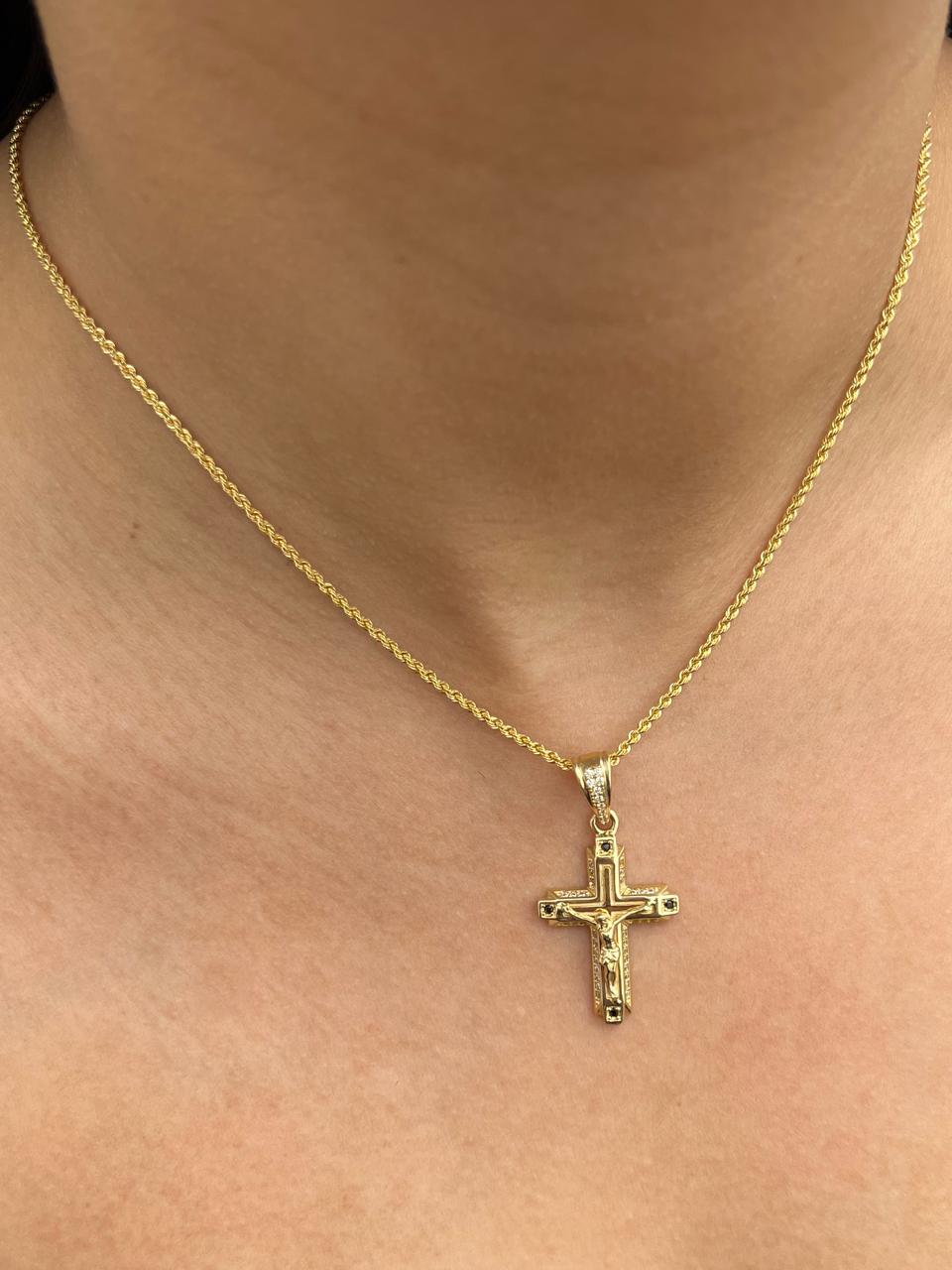 Dije cruz con cristo y swarovski blanco y negro 5.2gr / Largo 3.8cm / Oro Amarillo Nac B