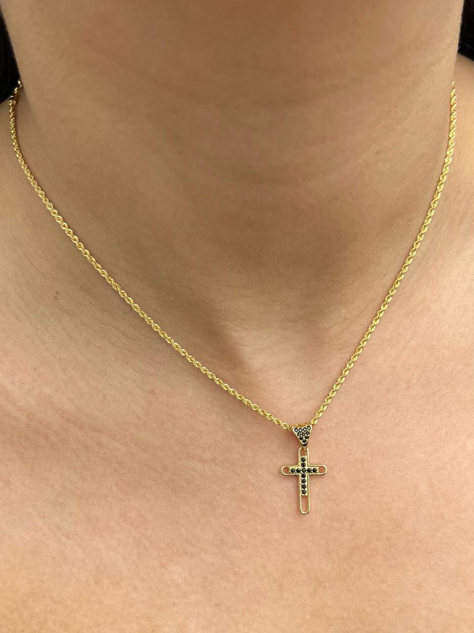 Dije cruz con swarovski negro 1.1gr / Largo2.5cm / Oro Amarillo Nac B