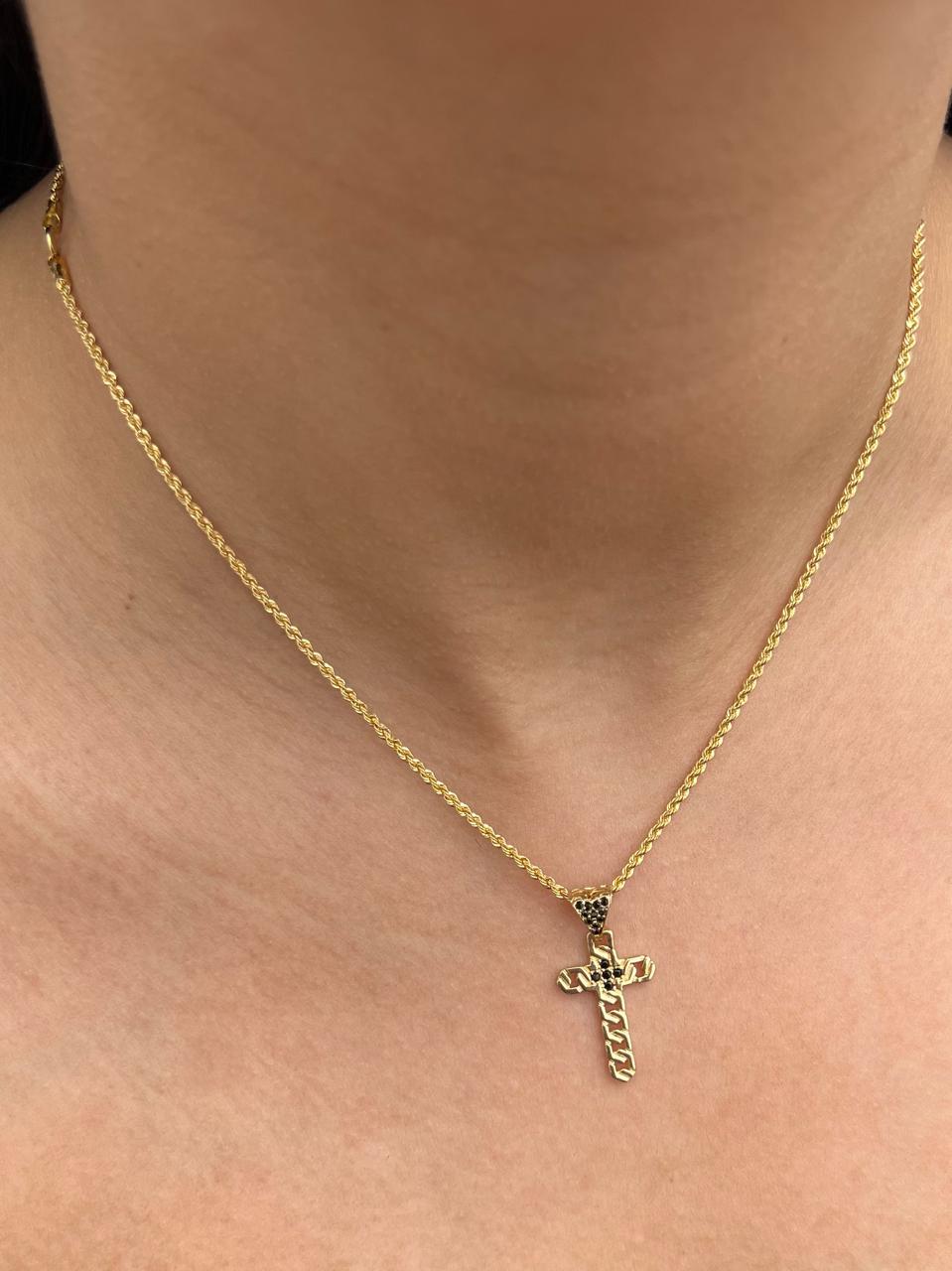 Dije cruz con swarovski negro 1.7gr / Largo 2.7cm / Oro Amarillo Nac B