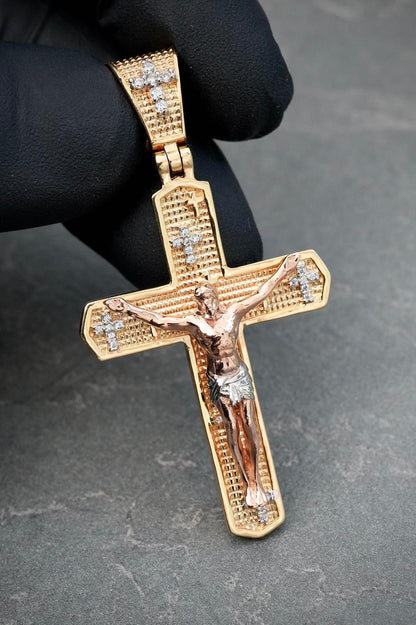 Dije cruz con cristo y swarovski blanco 9.1gr / Largo 5.6cm / Tres Oros Nac B