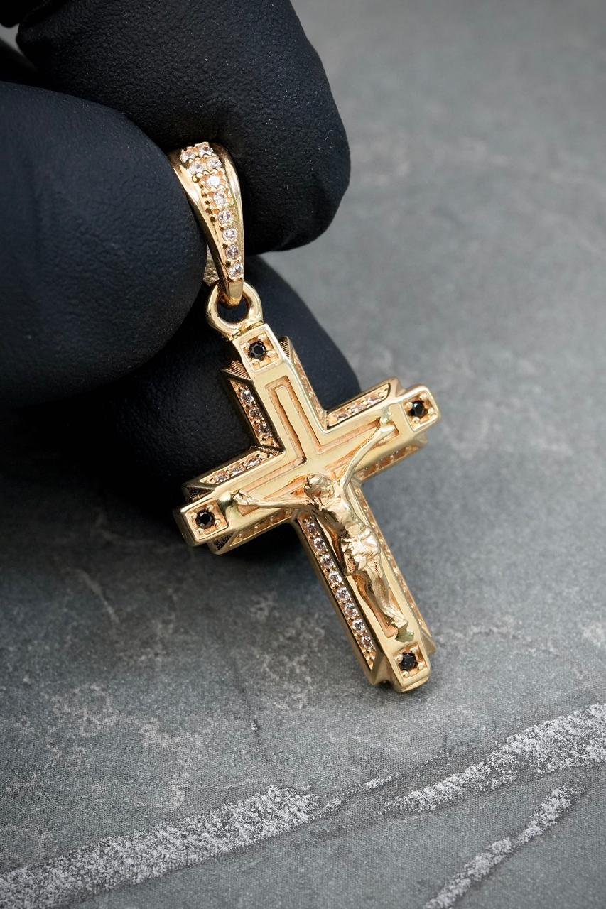 Dije cruz con cristo y swarovski blanco y negro 5.2gr / Largo 3.8cm / Oro Amarillo Nac B