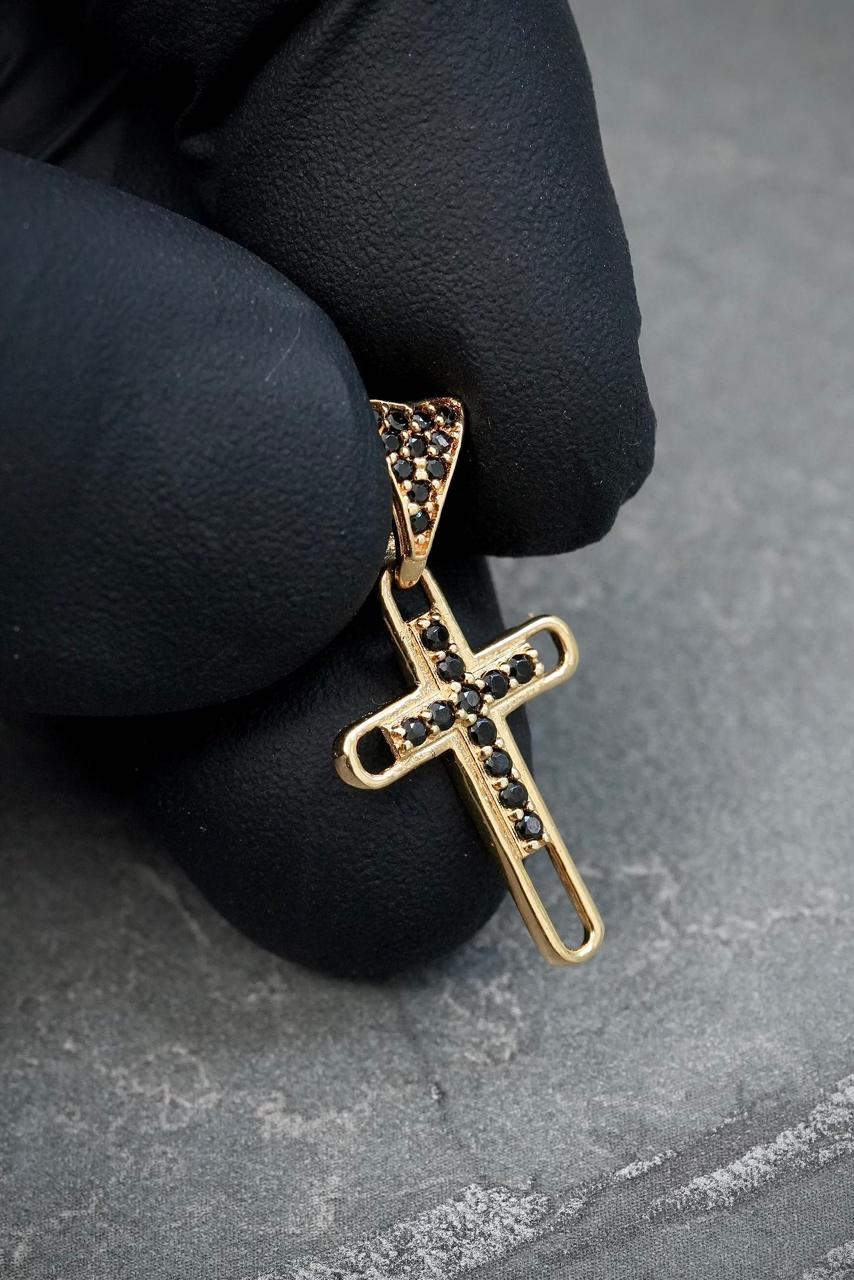 Dije cruz con swarovski negro 1.1gr / Largo2.5cm / Oro Amarillo Nac B