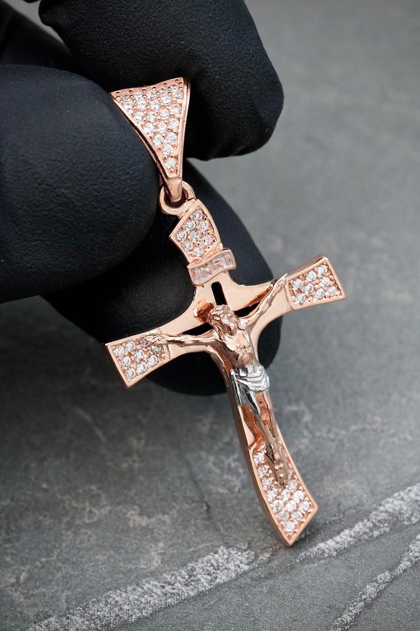 Dije cruz con cristo y swarovski blanco 4.7gr / Largo 4.5cm — Oro Rosado