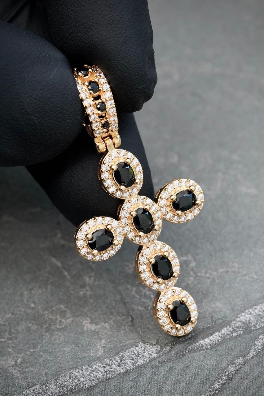 Dije cruz con swarovski negro y blanco 5.25gr / Largo 4.2cm — Oro Amarillo