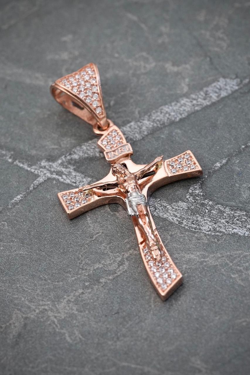 Dije cruz con cristo y swarovski blanco 4.7gr / Largo 4.5cm — Oro Rosado