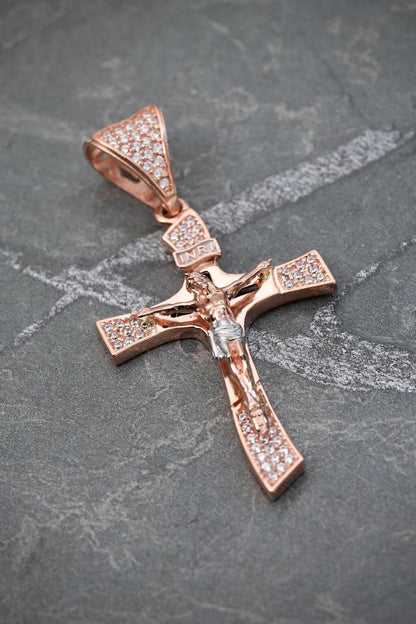 Dije cruz con cristo y swarovski blanco 4.7gr / Largo 4.5cm — Oro Rosado