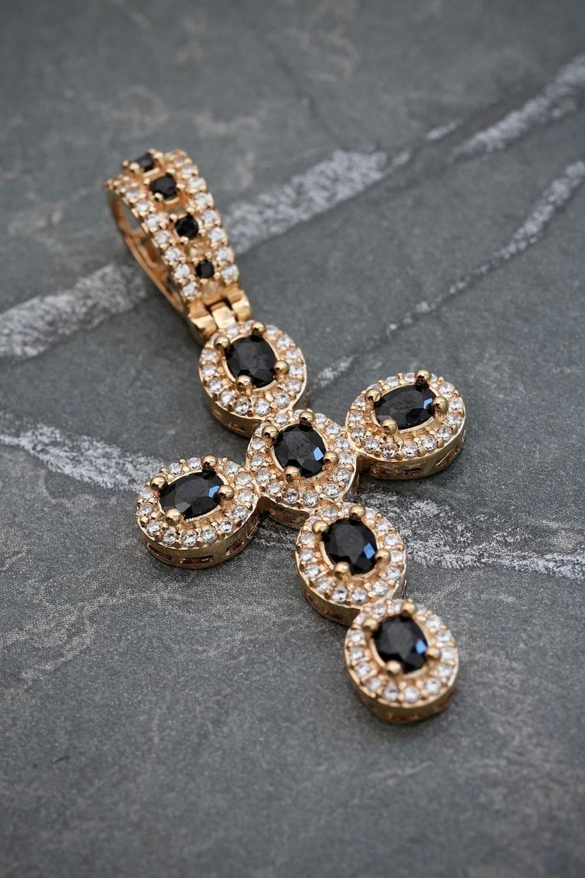 Dije cruz con swarovski negro y blanco 5.25gr / Largo 4.2cm — Oro Amarillo